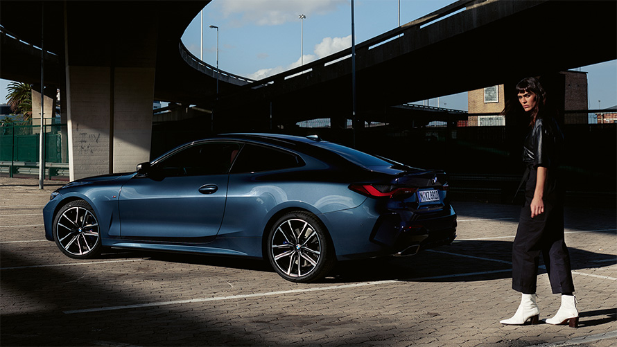 BMW M440i xDrive Coupé G22 2020 Arctic Race Blue metallic vue de trois quarts de profil avec modèle