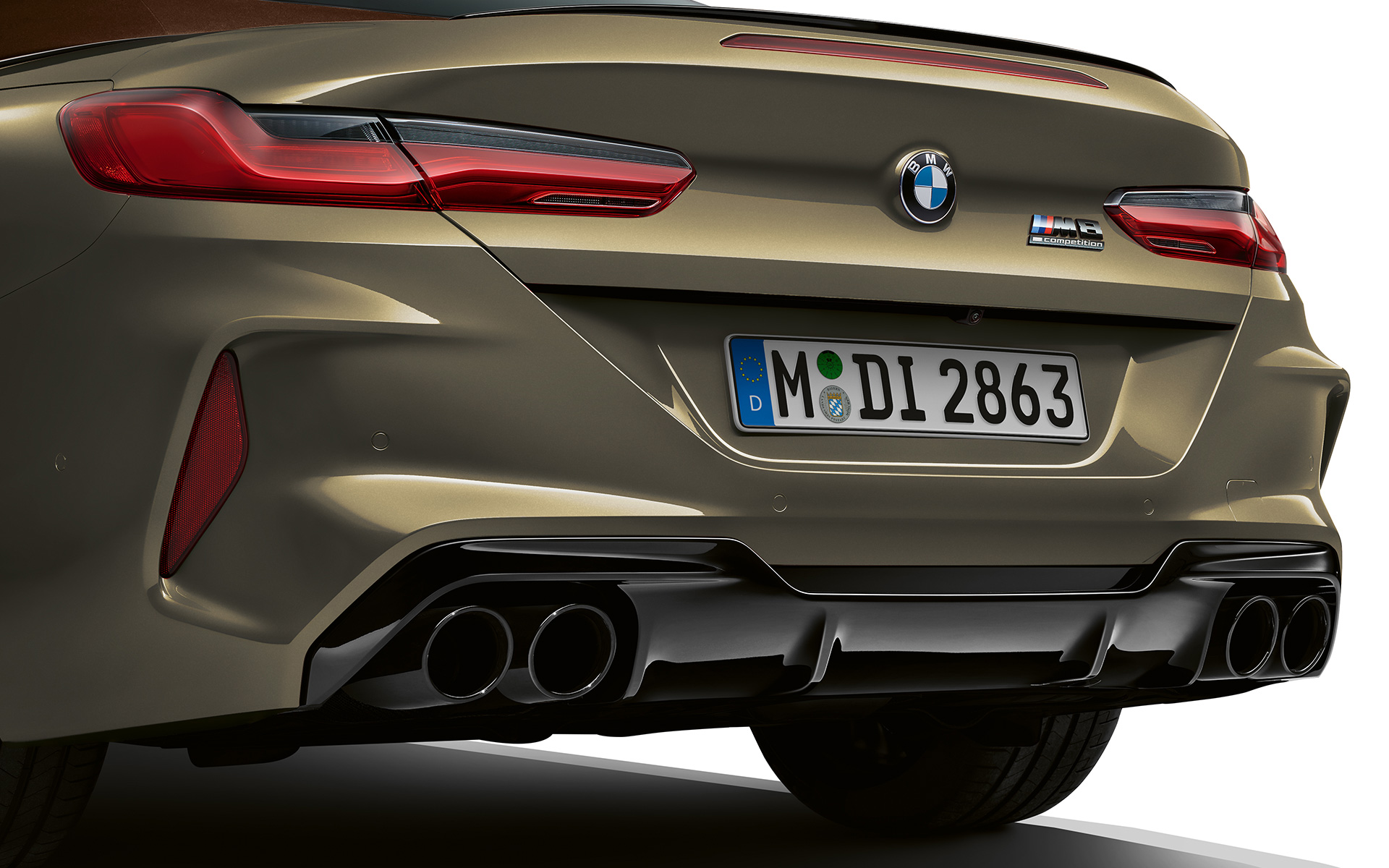 La nouvelle BMW M8 Competition Cabrio F91 LCI restylage 2022 BMW Individual Brass metallic vue arrière en gros plan