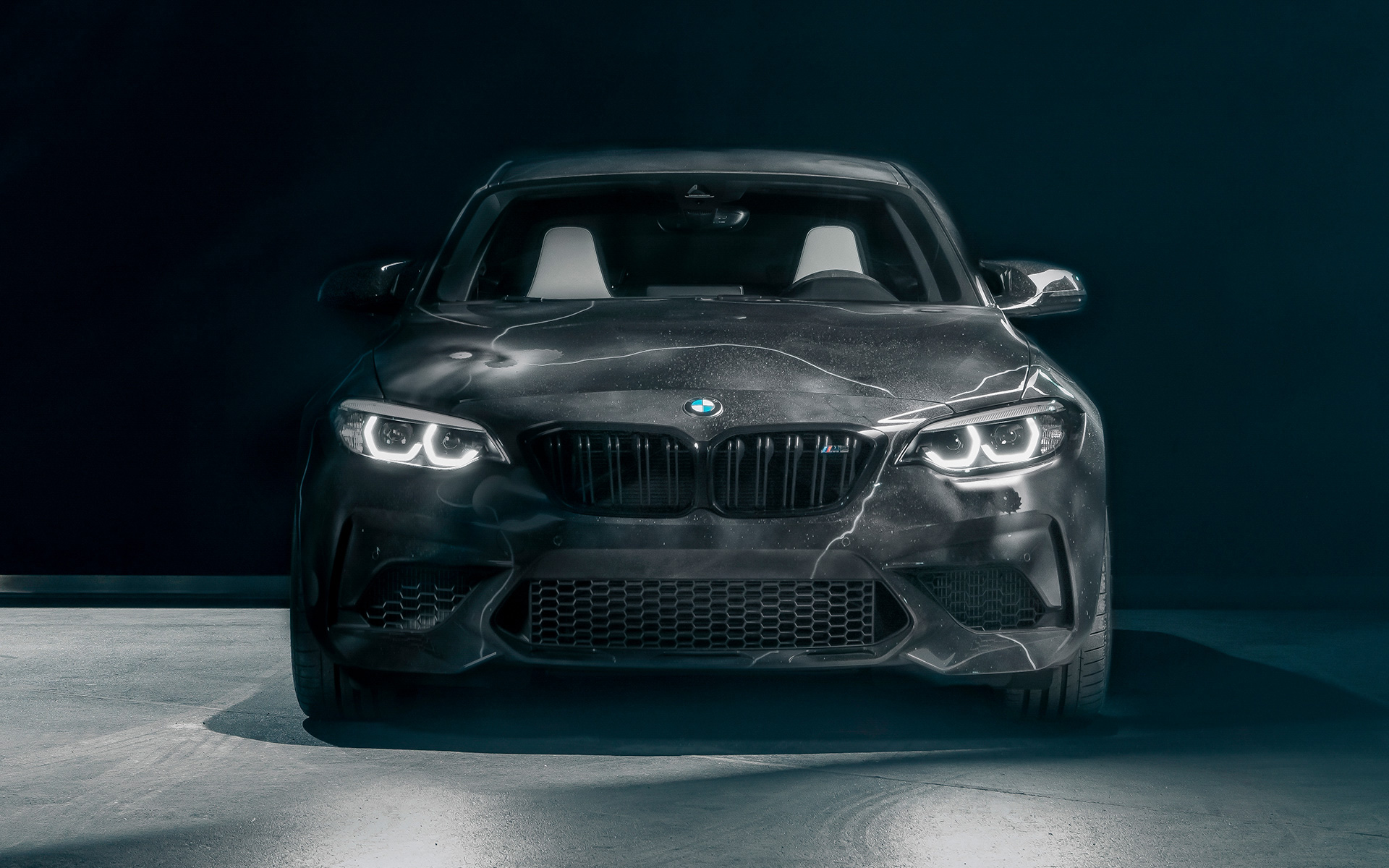 BMW M2 Edition conçue par FUTURA 2000 F87 2020 vue avant sur fond noir