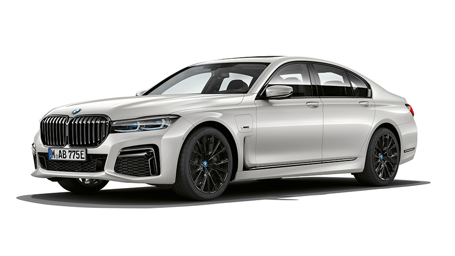 BMW 745e Berline, modèle PHEV – prise de vue en studio de trois quarts face